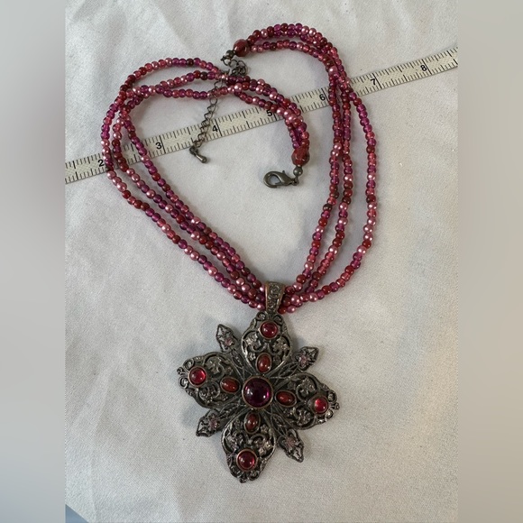 Triple strand pink fuchsia bead and pendant necklace - Picture 5 of 7